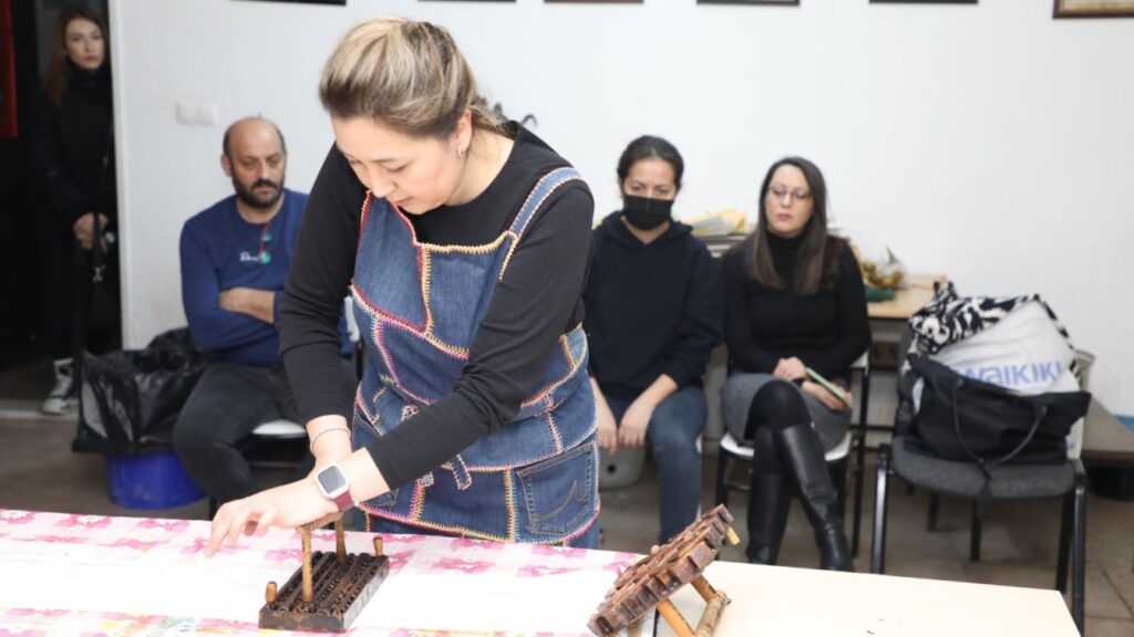 Süleyman Demirel Üniversitesi’nden Özgün Bir Workshop: Mumlama Batik Tekniği ile İkat Dokuma Atölyesi Düzenlendi sdu 5
