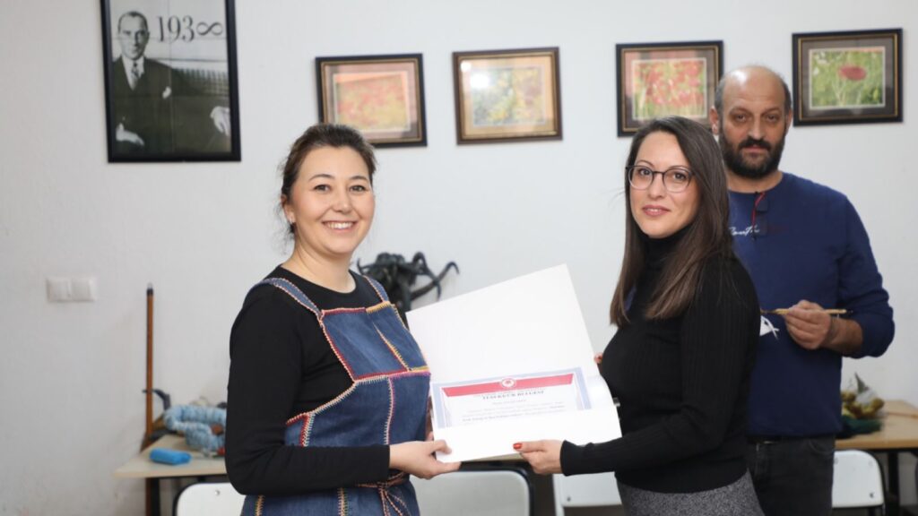 Süleyman Demirel Üniversitesi’nden Özgün Bir Workshop: Mumlama Batik Tekniği ile İkat Dokuma Atölyesi Düzenlendi sdu2