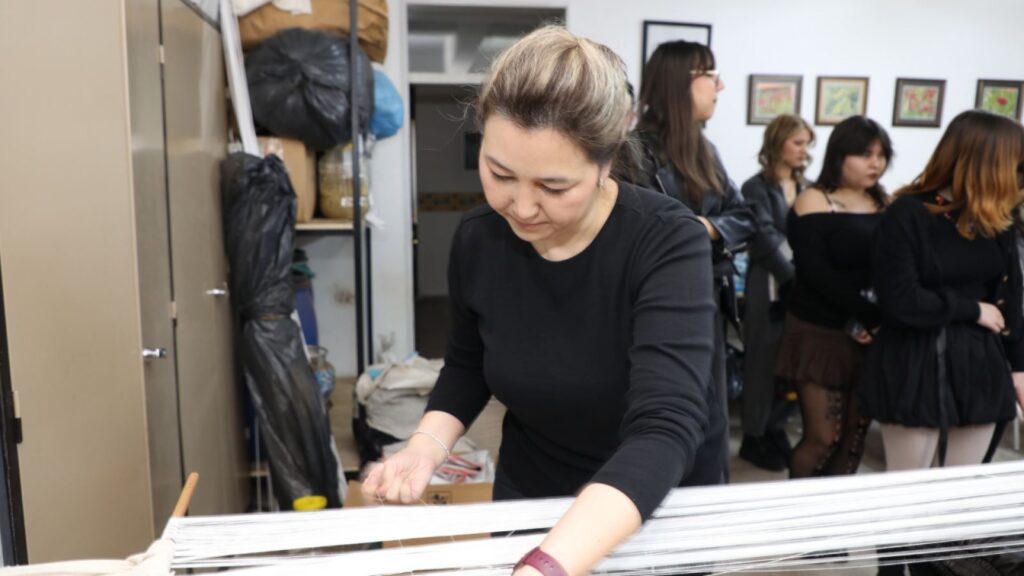 Süleyman Demirel Üniversitesi’nden Özgün Bir Workshop: Mumlama Batik Tekniği ile İkat Dokuma Atölyesi Düzenlendi sdu3