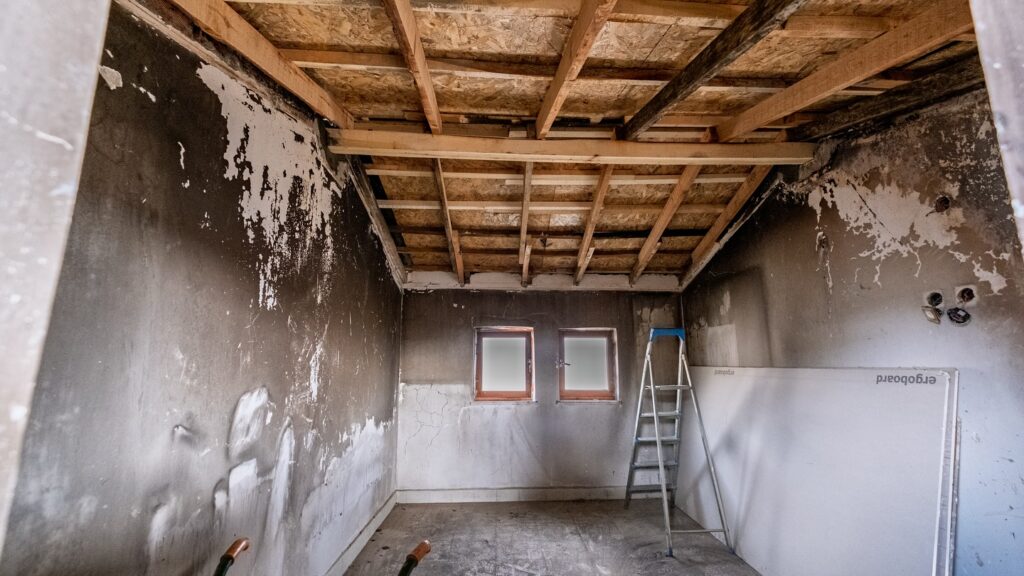 Yalvaç’ta Evi Yanan Ailenin Yardımına Başkan Kodal Koştu. Evin Tadilatı Yapıldı 1 9