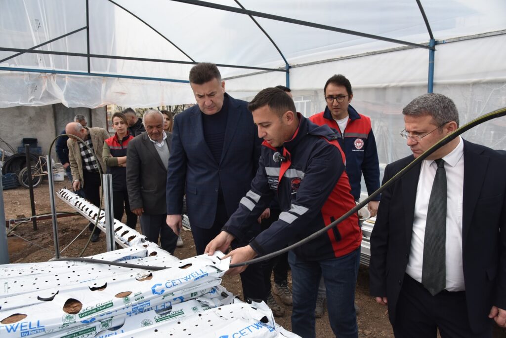 Isparta'da Topraksız Çilek Üretimi Başladı 10 3
