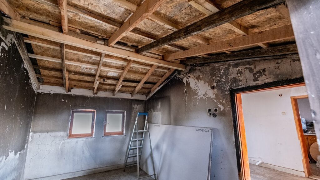 Yalvaç’ta Evi Yanan Ailenin Yardımına Başkan Kodal Koştu. Evin Tadilatı Yapıldı 2 10