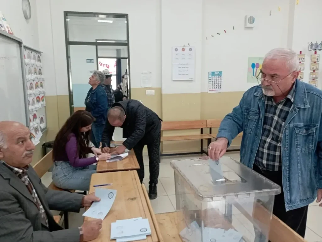 Yeniyüzyıl Mahallesinde Muhtarlık Seçimi Başladı 2 14