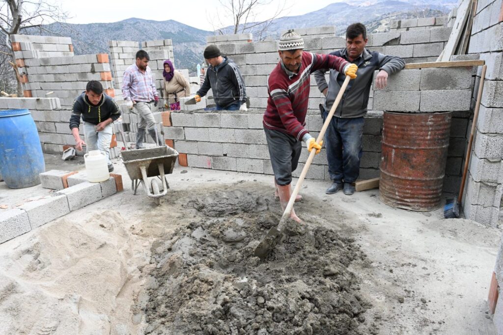 Isparta Belediye Başkanı Başdeğirmen’den Fatma Sel’e Yardım: Direkli Köyünde Yeni Ev İnşası Başladı 2 18