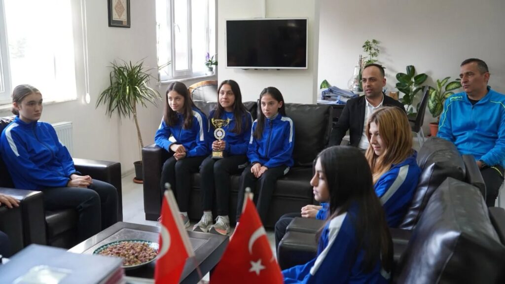Isparta'nın Gururu: Başarılı Sporcular Gençlik ve Spor İl Müdürlüğü Tarafından Ödüllendirildi 2 22