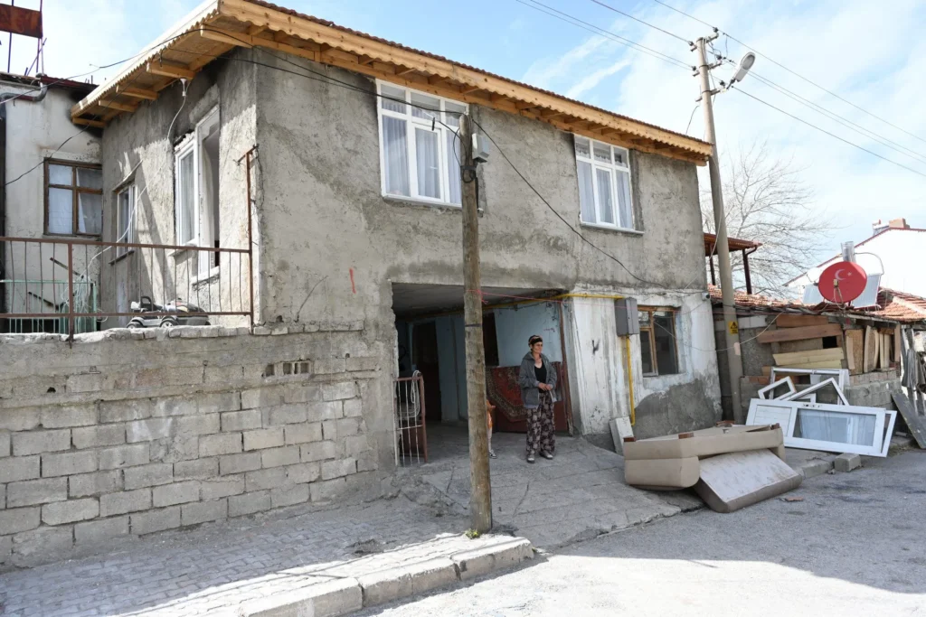 Isparta Belediyesi’nden Yangın Mağduru Aileye Destek 29 03 2025 zafer mahallesi yanan ev tadilat 3