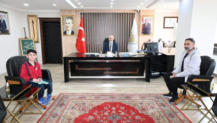 Başkan Başdeğirmen, Tuğra’nın ödev sorularını içtenlikle yanıtladı