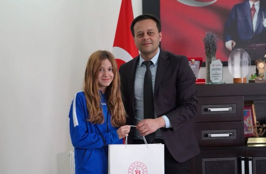Isparta'nın Gururu: Başarılı Sporcular Gençlik ve Spor İl Müdürlüğü Tarafından Ödüllendirildi 3 23