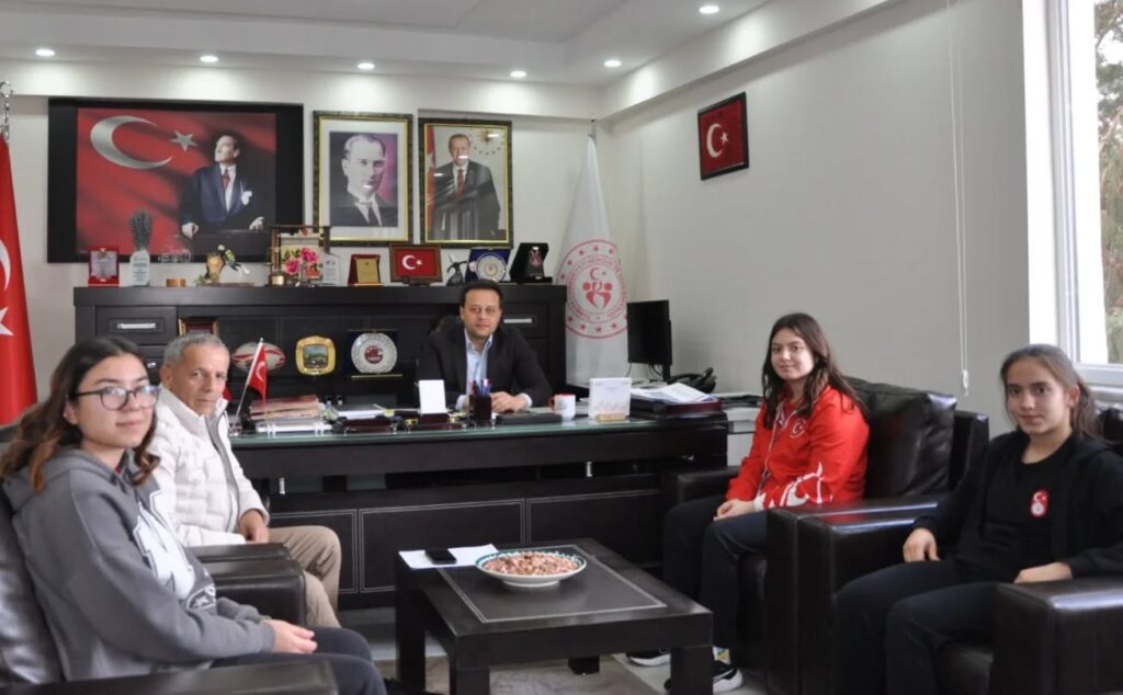 Isparta'nın Gururu: Başarılı Sporcular Gençlik ve Spor İl Müdürlüğü Tarafından Ödüllendirildi 4 12