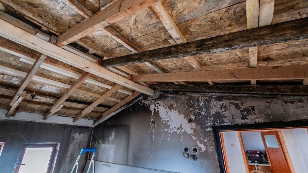 Yalvaç’ta Evi Yanan Ailenin Yardımına Başkan Kodal Koştu. Evin Tadilatı Yapıldı 4 4