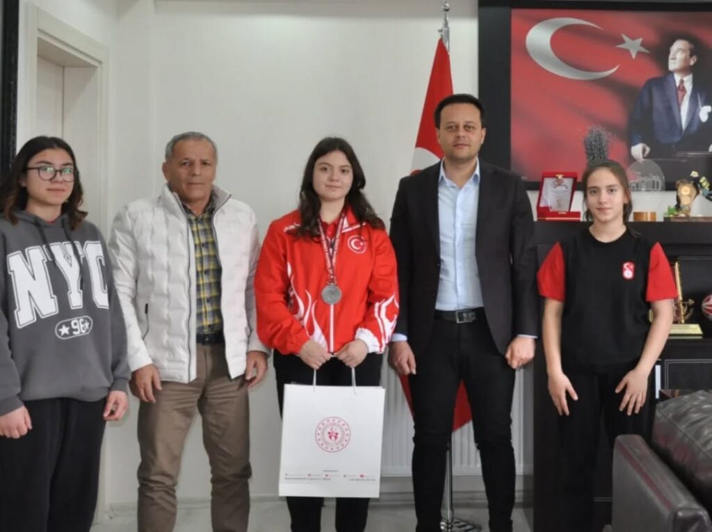 Isparta'nın Gururu: Başarılı Sporcular Gençlik ve Spor İl Müdürlüğü Tarafından Ödüllendirildi 5 7