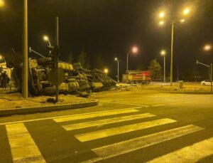 Isparta Şarkikaraağaç’ta Tır Kazası: Sürücü Ağır Yaralandı