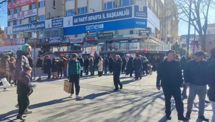 Isparta’da 21 Mart Dünya Ormancılık Günü’nde Metrelerce Kuyruk Oluştu: 7 Bin 400 Fidan Dağıtıldı