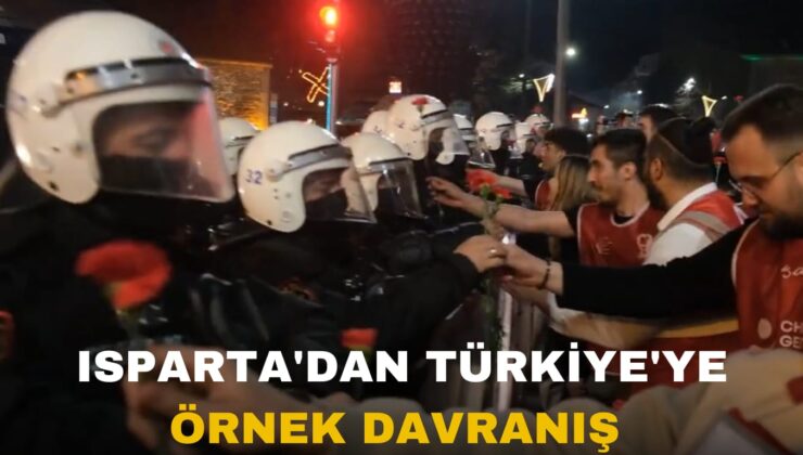 Isparta’da Demokrasi Nöbeti 7. Gününde: Polise Karanfil Verdiler