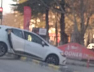 Isparta’da Otomobil Kontrolden Çıktı, Refüje Asılı Kalarak Büyük Bir Tehlikeyi Önledi