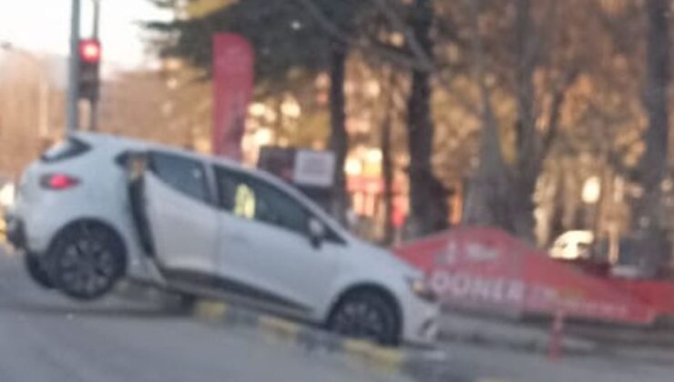 Isparta’da Otomobil Kontrolden Çıktı, Refüje Asılı Kalarak Büyük Bir Tehlikeyi Önledi