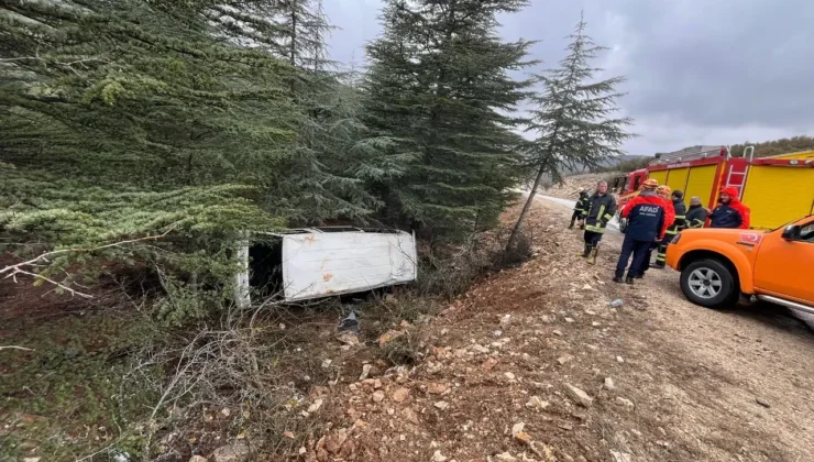 Isparta Koçtepe Köyü Yolunda Minibüs Şarampole Devrildi, Sürücü Kazadan Kurtuldu