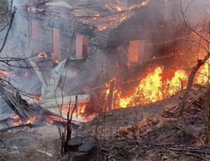 İbişler Köyü’nde Yangın Paniği: Ev Kullanılamaz Hale Geldi