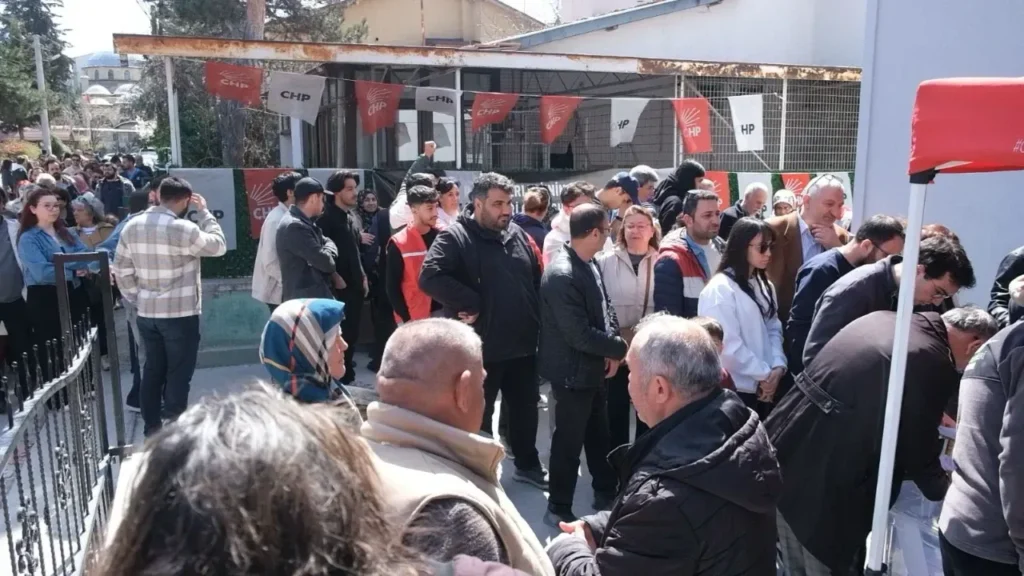 Isparta'da CHP’nin Dayanışma Sandıklarına Büyük İlgi: Pusulalar Matbaalarda Yetişmedi Oy