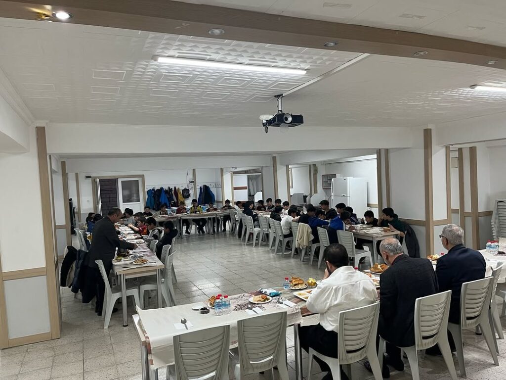 İl Müftüsü Muharrem Biçer, "Gençliğe Değer" Projesi Kapsamında Öğrencilerle İftar Yemeğinde Bir Araya Geldi SaveClip.App 480288325 955054353476745 7694680879966089728 n