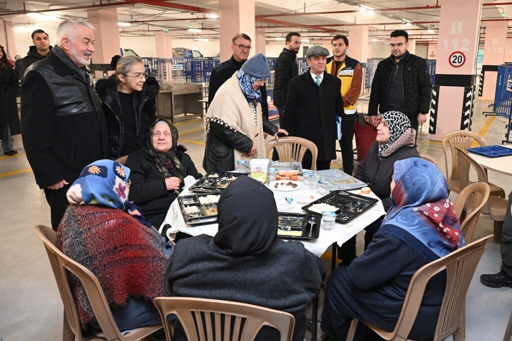 Isparta’da Her Gün 3000 Kişiye İftar Sofrası Kuruluyor SaveClip.App 481870988 18165496060330277 4033672288007841248 n