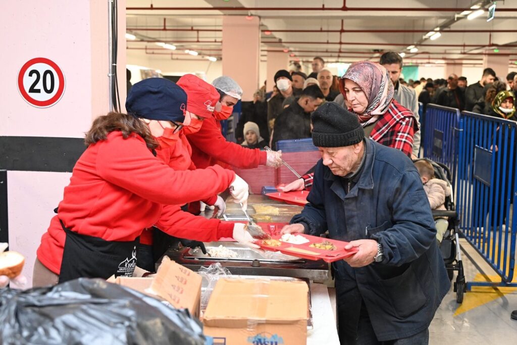 Isparta’da Her Gün 3000 Kişiye İftar Sofrası Kuruluyor SaveClip.App 482387019 18165496069330277 8201181345270678415 n