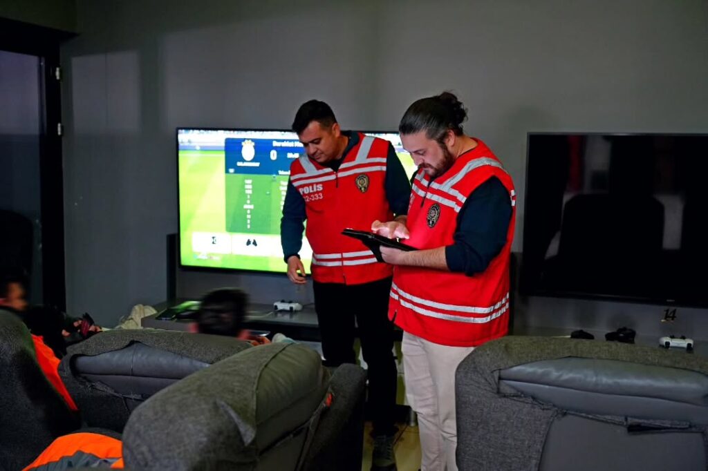 Isparta’da Okul Çevrelerinde Şok Uygulama: 228 Kişi Kontrol Edildi SaveClip.App 482405316 669765769041704 2540558796681227151 n