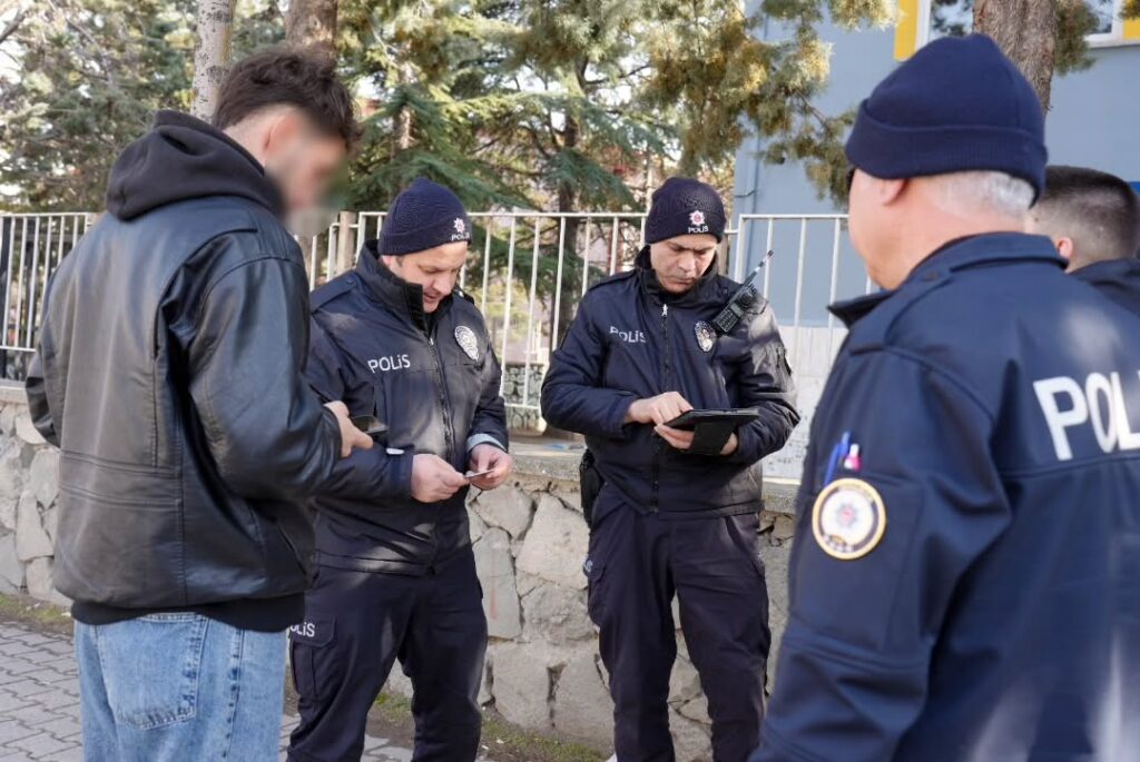 Isparta’da Okul Çevrelerinde Güvenlik Uygulaması: 19 Okul ve 221 Şahıs Kontrol Edildi! SaveClip.App 482453901 1763929024389293 5084240948778502065 n