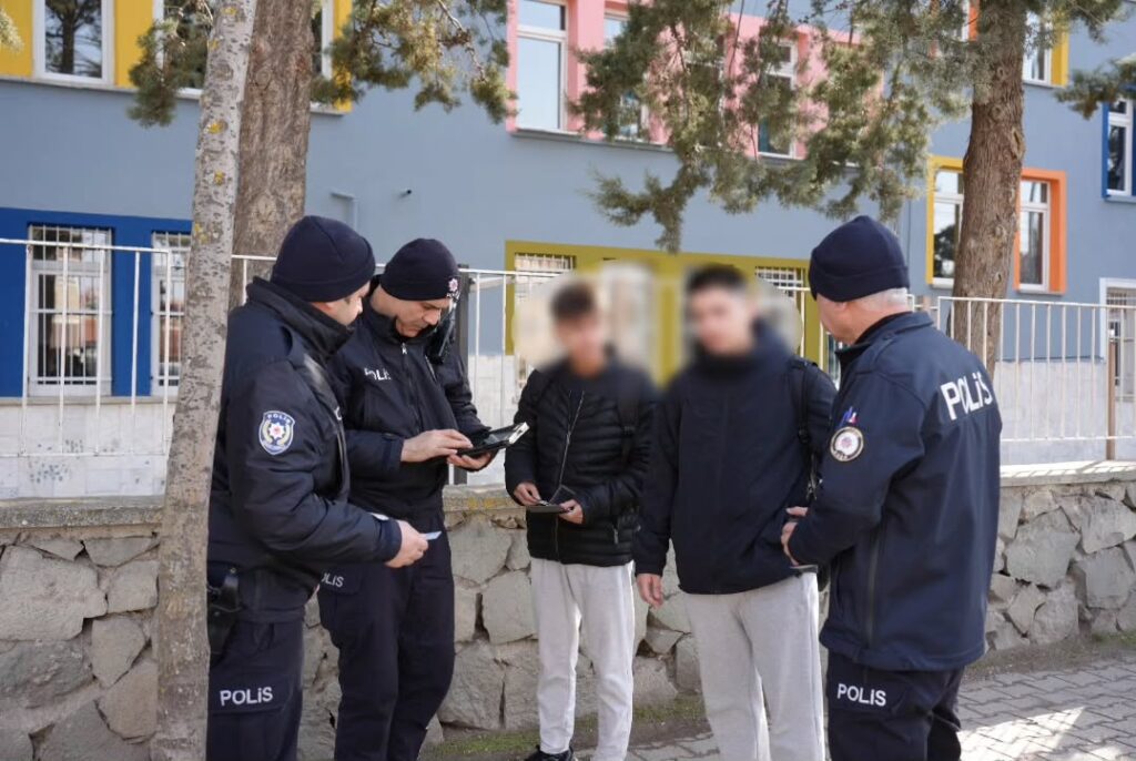 Isparta’da Okul Çevrelerinde Güvenlik Uygulaması: 19 Okul ve 221 Şahıs Kontrol Edildi! SaveClip.App 482484830 978174064379654 6222898876030430595 n
