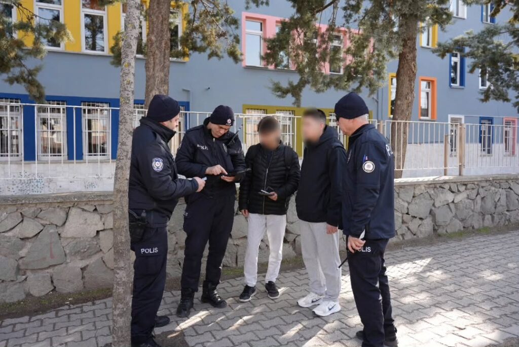 Isparta’da Okul Çevrelerinde Güvenlik Uygulaması: 19 Okul ve 221 Şahıs Kontrol Edildi! SaveClip.App 482492724 9731431283535606 7783247846268028387 n