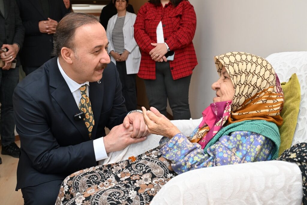 Vali Abdullah Erin, Huzurevlerinde Devletin Şefkatli Yüzünü Gösterdi SaveClip.App 482522089 18461710660070620 1875328641040535016 n