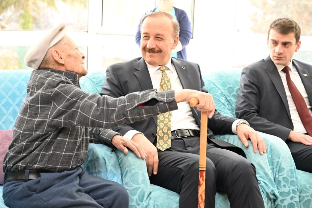Vali Abdullah Erin, Huzurevlerinde Devletin Şefkatli Yüzünü Gösterdi SaveClip.App 482709696 18461710687070620 5189826927148516546 n
