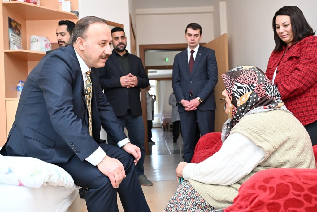 Vali Abdullah Erin, Huzurevlerinde Devletin Şefkatli Yüzünü Gösterdi SaveClip.App 482759682 18461710669070620 7030793141446229495 n