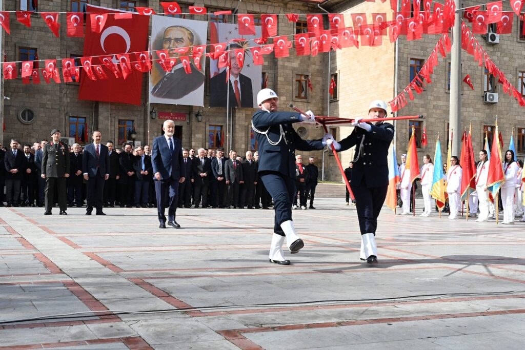 Isparta, Gazi Mustafa Kemal Atatürk’ün Şehri Ziyaretinin 95. Yıl Dönümünü Coşkuyla Kutladı SaveClip.App 482810705 18165971509330277 3427717584538971728 n