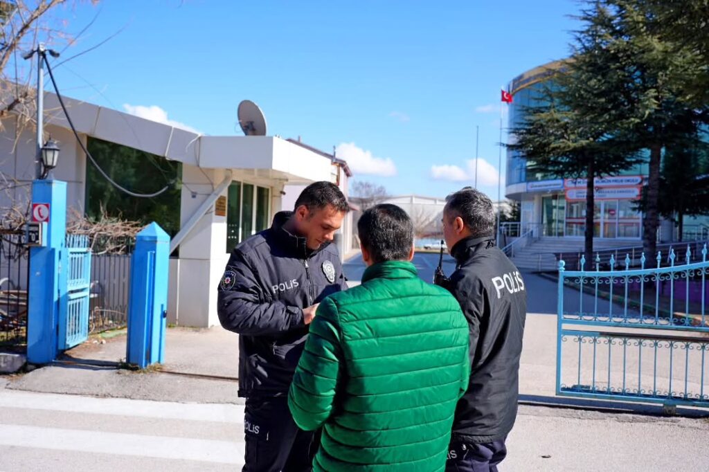 Isparta’da Okul Çevrelerinde Şok Uygulama: 228 Kişi Kontrol Edildi SaveClip.App 482838342 659579566510856 6029078633286022389 n