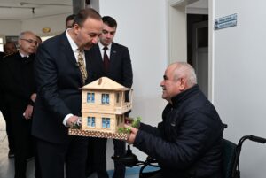 Vali Abdullah Erin’den Uluborlu İbrahim Etem Erbil Bakım Rehabilitasyon Merkezi’ne Ziyaret SaveClip.App 482892103 18461711488070620 6191210172417581148 n