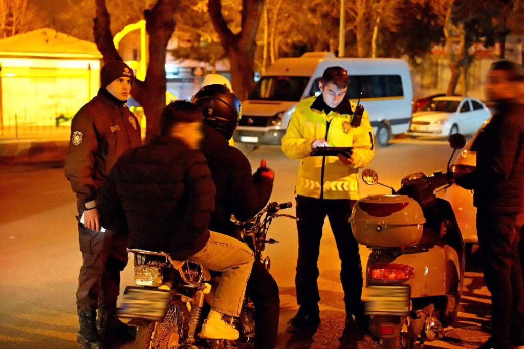 Isparta’da Trafik ve Asayiş Denetimi: 35 Sürücüye Ceza Uygulandı SaveClip.App 482935982 887665720037242 5175707707343665828 n