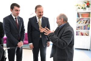 Vali Abdullah Erin’den Uluborlu İbrahim Etem Erbil Bakım Rehabilitasyon Merkezi’ne Ziyaret SaveClip.App 482946199 18461711461070620 1498553978893286003 n