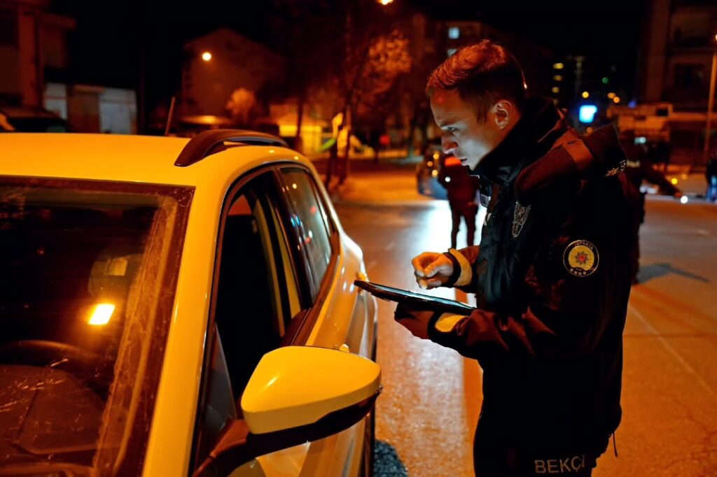 Isparta’da Trafik ve Asayiş Denetimi: 35 Sürücüye Ceza Uygulandı SaveClip.App 483011615 1339408700439445 7714865742553316304 n