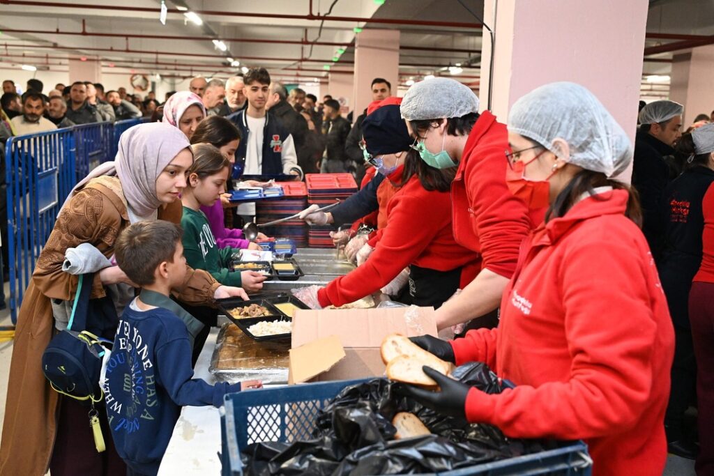 AK Parti Teşkilatı, Isparta Belediyesi'nin Ramazan İftar Sofrasına Konuk Oldu SaveClip.App 483290532 18166237477330277 5096779135627879748 n