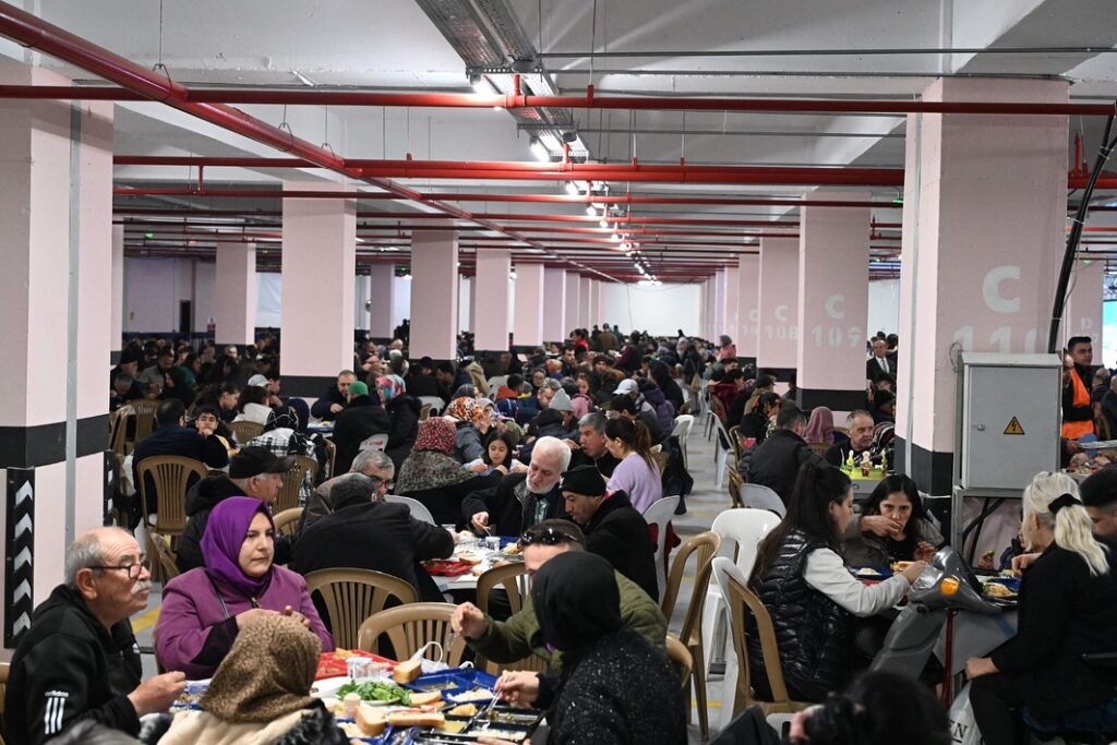 AK Parti Teşkilatı, Isparta Belediyesi'nin Ramazan İftar Sofrasına Konuk Oldu SaveClip.App 483322816 18166237468330277 2634489109943834612 n