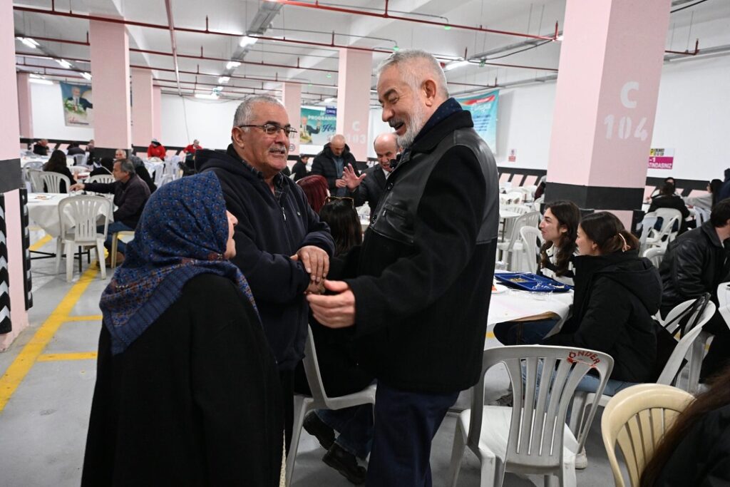 AK Parti Teşkilatı, Isparta Belediyesi'nin Ramazan İftar Sofrasına Konuk Oldu SaveClip.App 483555463 18166237441330277 1373161819486585737 n