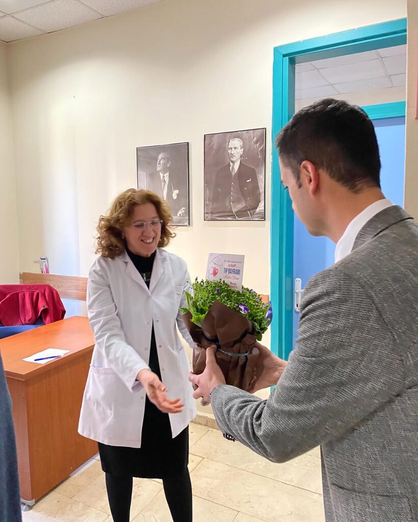 Gelendost Belediye Başkanı Mustafa Özmen, 14 Mart Tıp Bayramı’nı Kutladı SaveClip.App 483605114 17891090421209466 8435386151235377528 n