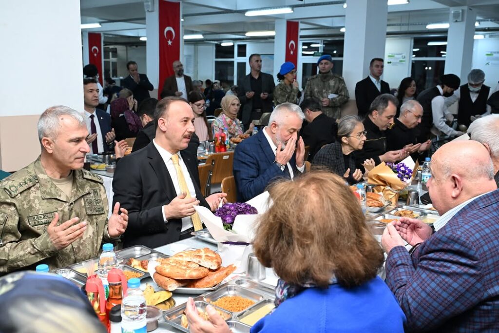 Vali Abdullah Erin, Şehit Aileleri ve Gazilerle İftarda Bir Araya Geldi SaveClip.App 484144915 18463356151070620 5216483904735882208 n