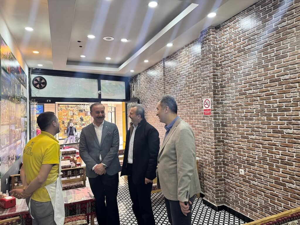 Isparta Valisi Abdullah Erin Esnaf Ziyaretinde Halkla Bir Araya Geldi SaveClip.App 484557634 18464000767070620 7034033869440611997 n