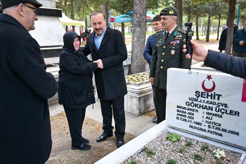 Vali Abdullah Erin'den Şehit Kabirlerine Ziyaret SaveClip.App 487218810 18466552297070620 2249707851427742035 n
