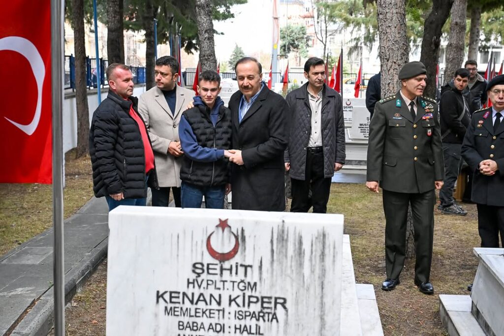 Vali Abdullah Erin'den Şehit Kabirlerine Ziyaret SaveClip.App 487325816 18466552309070620 7782127053641507577 n