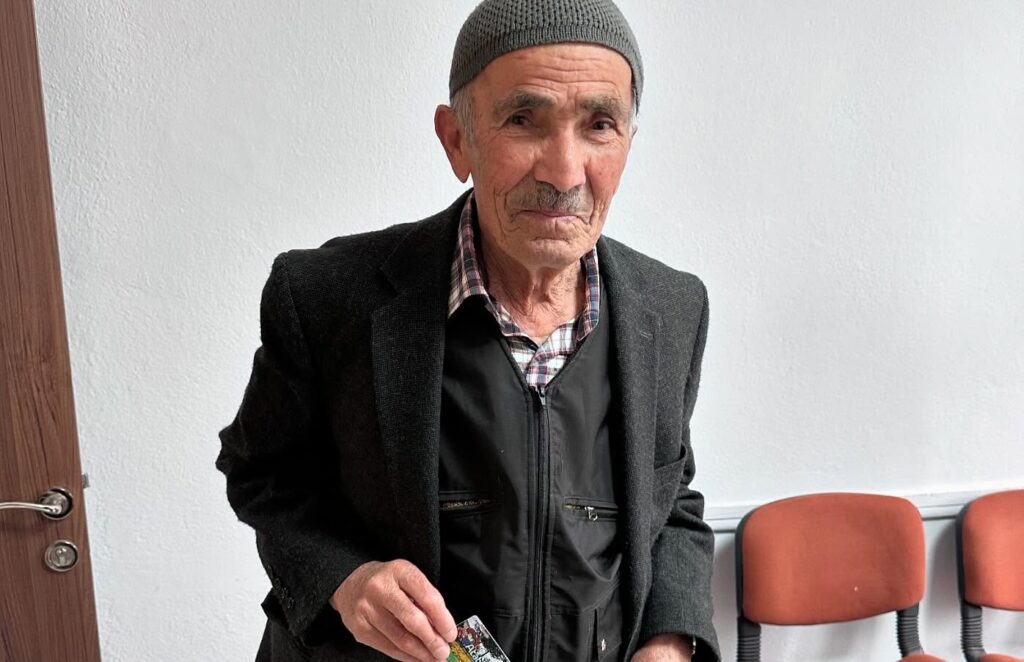 Atabey Belediyesi’nden 65 Yaş Üstüne Ücretsiz Ulaşım: Atabey Kart Uygulaması Başladı Atabey Belediyesi’nden 65 Yaş Üstüne Ücretsiz Ulaşım: Atabey Kart Uygulaması Başladı