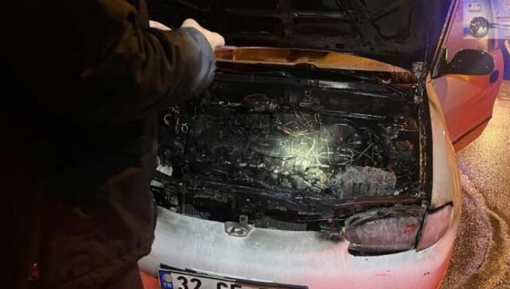 Yalvaç’ta Otomobil Alevlere Teslim Oldu: Can Kaybı Yok, Araç Kullanılamaz Hale Geldi