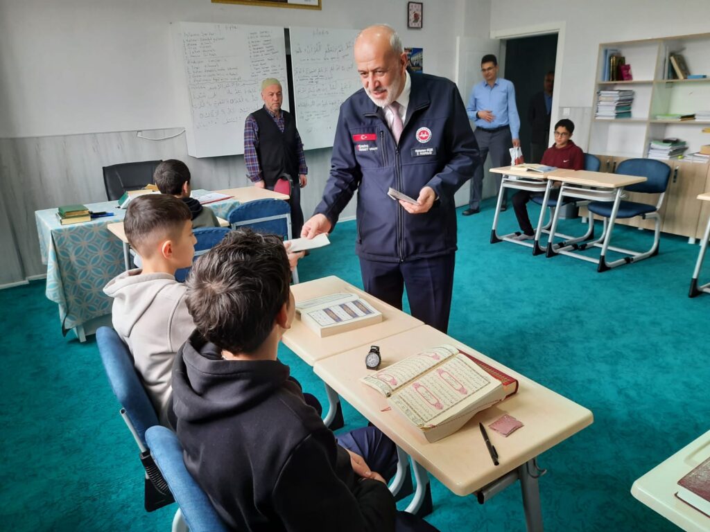 Isparta Müftülüğünden Hafızlık Öğrencilerine Bayram Harçlığı b1 2